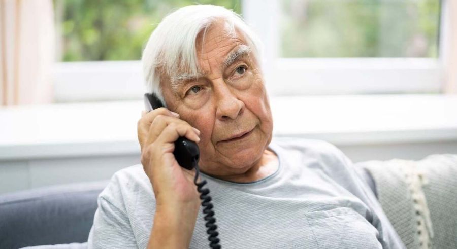 El motivo por el que te deberías deshacer de inmediato del teléfono fijo  protege a tus mayores